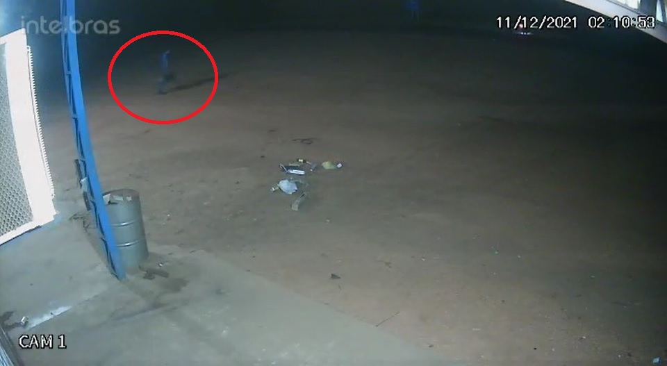 Um dos indiv&iacute;duos levando algo nas m&atilde;os - Foto: Reprodu&ccedil;&atilde;o